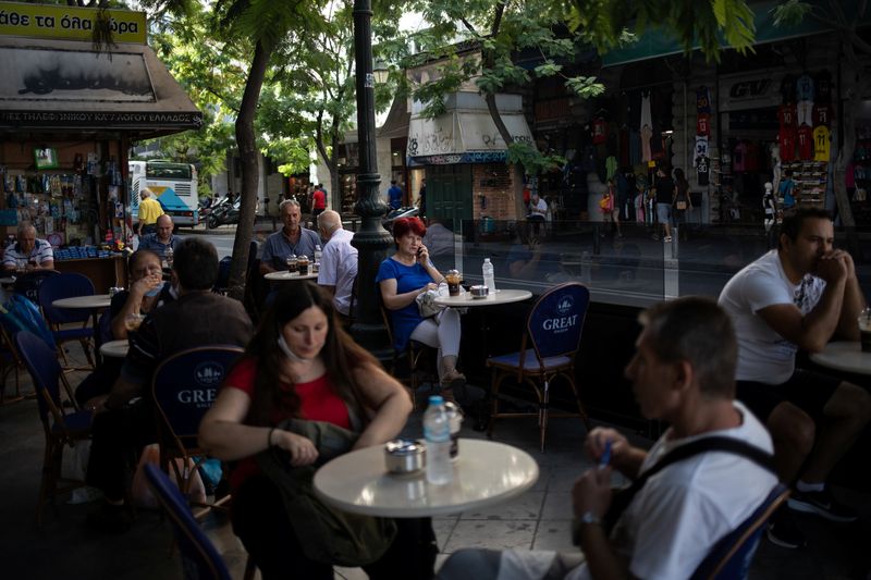 &copy; Reuters. FILE PHOTO: People sit in a cafe in central Athens, Greece, September 3, 2020. REUTERS/Alkis Konstantinidis