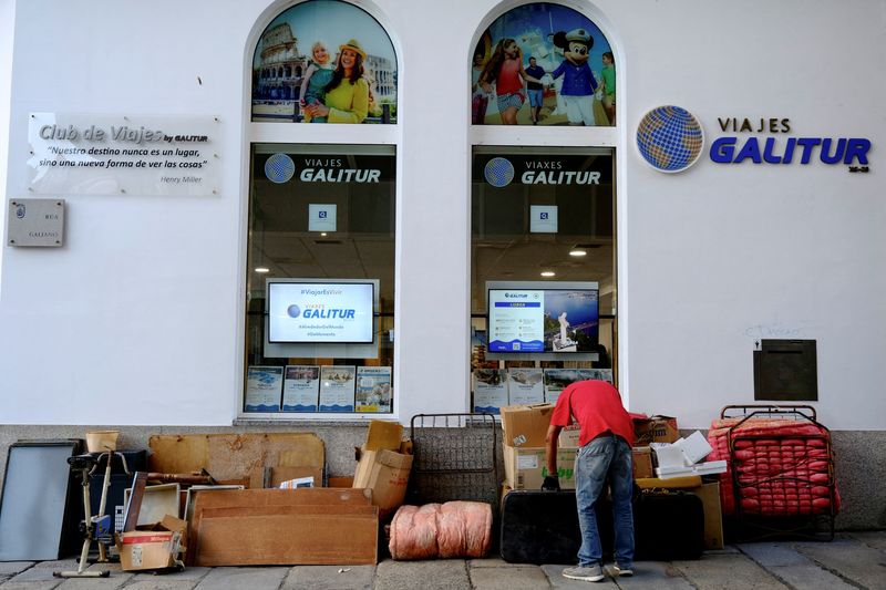 &copy; Reuters. FILE PHOTO: A man places belongings next to a wall on a street in front of a travel agency shop in Ferrol, northernwestern Spain, September 6, 2022. REUTERS/Nacho Doce/File Photo