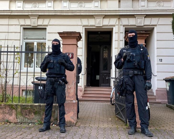 &copy; Reuters. Varios policías vigilan un edificio tras la detención de 25 personas sospechosas de planear un complot ultraderechista contra el Estado en Fráncfort, Alemania. 7 diciembre 2022. REUTERS/Tilman Blasshofer