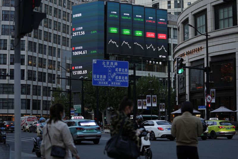 &copy; Reuters. FOTO DE ARCHIVO: Vista de una pantalla gigante de índices bursátiles, tras el brote de COVID-19, en Shanghái, China. 24 de octubre, 2022. REUTERS/Aly Song/Archivo