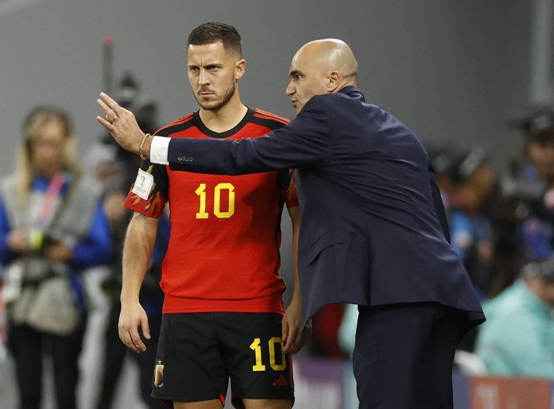 &copy; Reuters. Eden Hazard conversa com técnico Roberto Martinez durante partida contra a Croácia na Copa do Mundo do Catar
01/12/2022 REUTERS/John Sibley