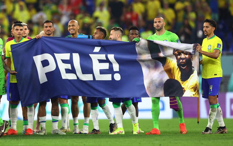 &copy; Reuters. لاعبو البرازيل يرفعون لافتة للأسطورة بيليه بعد مباراتهم أمام كوريا الجنوبية في الخامس من ديسمبر كانون الأول 2022. تصوير: كارل ريسين-رويترز.