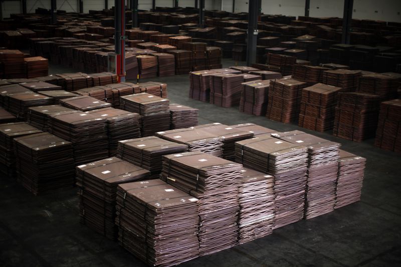 &copy; Reuters. FOTO DE ARCHIVO: Cátodos de cobre en un almacén cerca del puerto de aguas profundas de Yangshan, al sur de Shanghái, China. 23 de marzo, 2012. REUTERS/Carlos Barria/Archivo