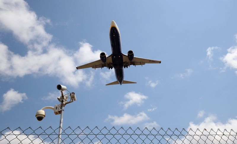 &copy; Reuters. FOTO DE ARCHIVO. Imagen referencial de un avión Boeing 737-800 pasando ante una cámara de seguridad mientras aterriza en el aeropuerto de Barcelona-El Prat, en Barcelona, Cataluña, España. 24 de julio de 2018. REUTERS/Albert Gea