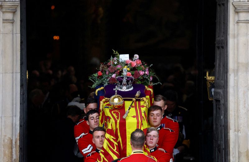 &copy; Reuters. FILE PHOTO: The coffin of Britain's Queen Elizabeth is carried out of Westminster Abbey after a service on the day of her state funeral and burial, in London, Britain, September 19, 2022.        REUTERS/Hannah McKay/Pool