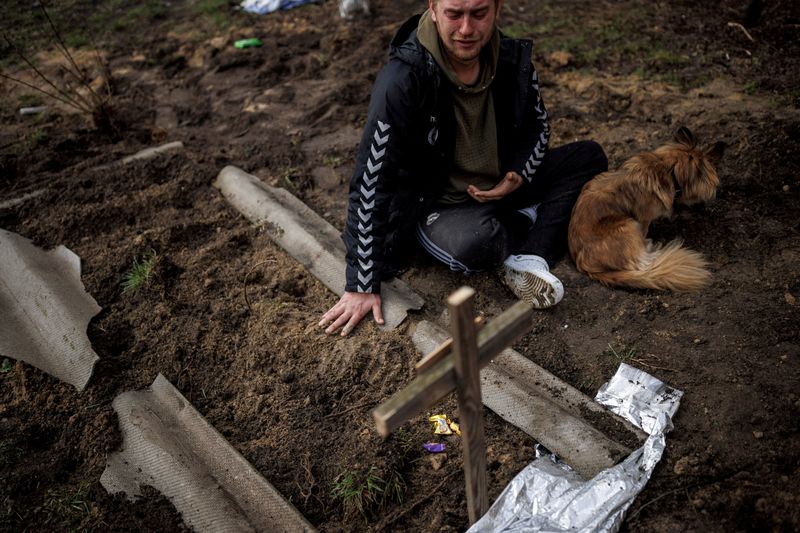 &copy; Reuters. FOTO DE ARCHIVO. Serhii Lahovskyi, de 26 años, llora junto a la tumba de su amigo Ihor Lytvynenko, quien según los residentes fue asesinado por soldados rusos, después de que lo encontraron junto al sótano de un edificio, en medio de la invasión rusa