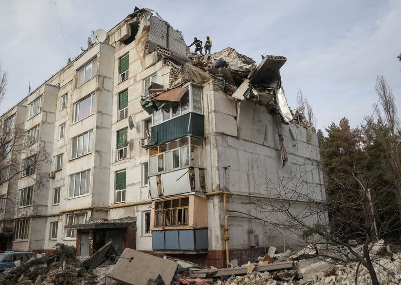 © Reuters. FOTO DE ARCHIVO: Una vista muestra un edificio residencial dañado por un ataque de un misil ruso cerca de la ciudad de Chuhuiv, Jarkov, 2 diciembre del 2022. REUTERS/Vyacheslav Madiyevskyy    