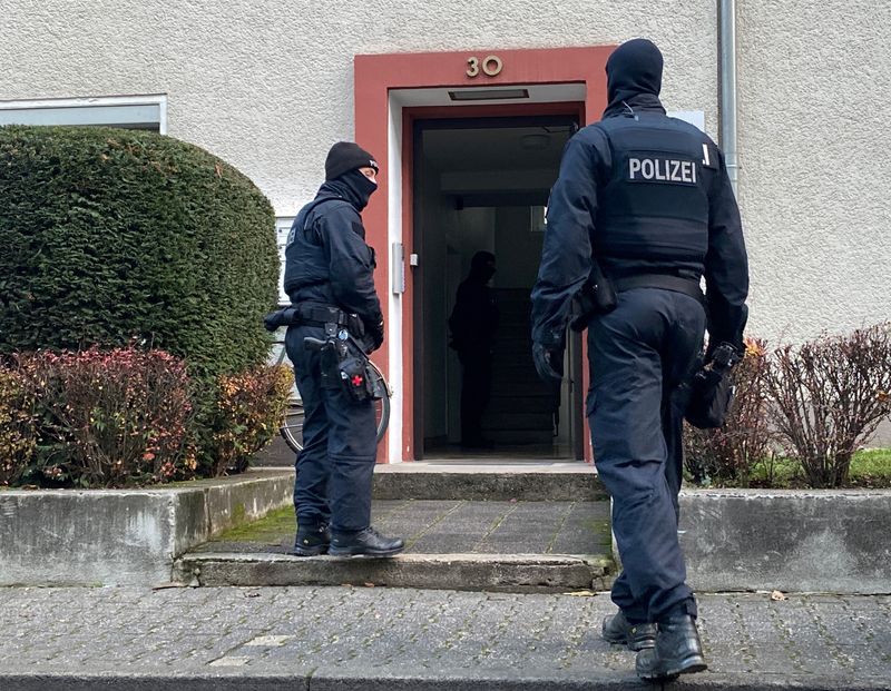 &copy; Reuters. فردان من الشرطة يقومان بتأمين أحد المناطق بعد القبض على 25 من أعضاء ومناصري جماعة يمينية متطرفة خلال مداهمات في فرانكفورت بألمانيا يوم الأرب