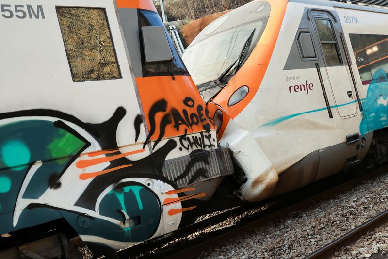 © Reuters. El lugar donde chocaron dos trenes, en la región española de Cataluña, en Montcada i Reixac, cerca de Barcelona, España. 7 de diciembre de 2022. REUTERS/Nacho Doce