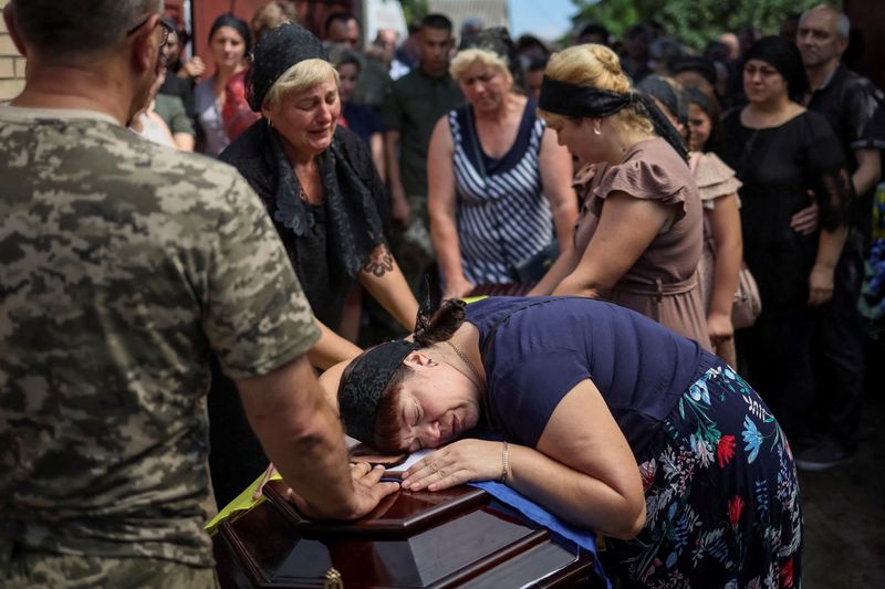 &copy; Reuters. جنازة شخص قُتل في معركة ضد القوات الروسية في أوكرانيا يوم 30 يونيو حزيران 2022. تصوير: جليب جارانيش-رويترز.