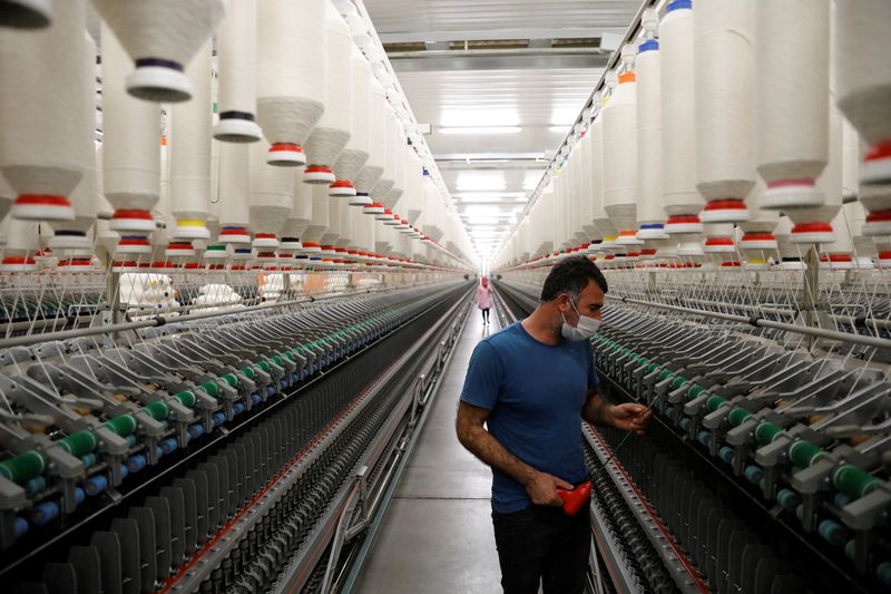&copy; Reuters. FILE PHOTO: A worker makes a regular check on machines in a textile factory in Diyarbakir March 21, 2017. Picture taken March 21, 2017. REUTERS/Umit Bektas
