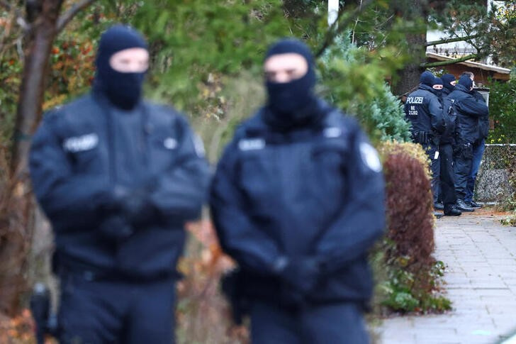&copy; Reuters. La policía vigila una zona de Berlín, Alemania, tras la detención de 25 integrantes de un grupo golpista de ultraderecha. 7 diciembre 2022. REUTERS/Christian Mang