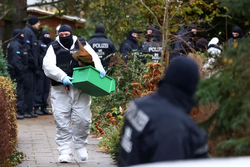 © Reuters. La policía asegura una zona después de que 25 presuntos miembros y simpatizantes de un grupo de extrema derecha fueron detenidos durante redadas en toda Alemania, en Berlín, Alemania. 7 de diciembre de 2022.   REUTERS/Christian Mang