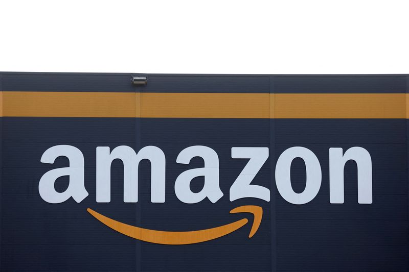 © Reuters. FILE PHOTO: The logo of Amazon is seen at the company's logistics center in Bretigny-sur-Orge, near Paris, France, November 25, 2022. REUTERS/Benoit Tessier