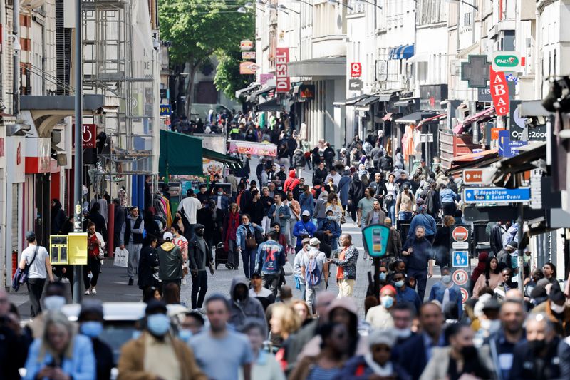 &copy; Reuters. FILE PHOTO: Pedestrians walk during a campaign visit of French President and La Republique en Marche (LREM) party candidate for re-election in Saint-Denis, a northern suburb of Paris, France April 21, 2022. Ludovic Marin/Pool via REUTERS