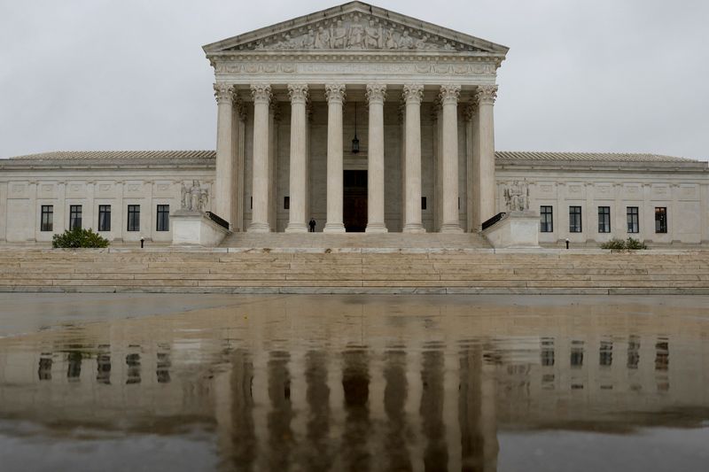 © Reuters. FILE PHOTO: A general view of the U.S. Supreme Court building in the rain the day before the start of the court's new term in Washington, U.S. October 2, 2022.  REUTERS/Jonathan Ernst