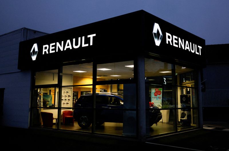 &copy; Reuters. FILE PHOTO: The logo of Renault carmaker pictured at a dealership in Vertou, near Nantes, France, Jan. 17, 2022. REUTERS/Stephane Mahe/File Photo