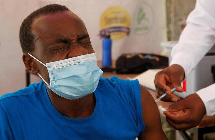 &copy; Reuters. Imagen de archivo de un hombre recibiendo una vacuna contra el coronavirus en Nairobi, Kenia. 19 enero 2022. REUTERS/Monicah Mwangi