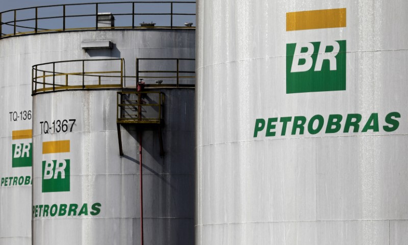 &copy; Reuters. Tanques de combustível com logo da Petrobras na refinaria de Paulínia. REUTERS/Paulo Whitaker/File Photo