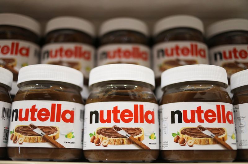 &copy; Reuters. FILE PHOTO: Jars of Nutella spread produced by Italian confectionary maker Ferrero are displayed at a supermarket's shelf in Subang Jaya, Malaysia, April 14, 2022. REUTERS/Hasnoor Hussain