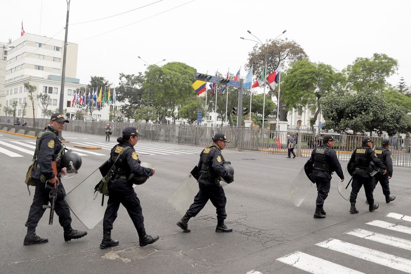 &copy; Reuters. Policiais do lado de fora do Congresso peruano, em Lima
07/11/2022
REUTERS/Sebastian Castaneda