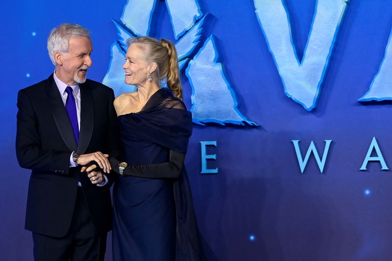 &copy; Reuters. Diretor James Cameron e a esposa, Suzy Amis Cameron, na pré-estreia de  "Avatar: O Caminho da Água", em Londres
06/12/2022
REUTERS/Toby Melville