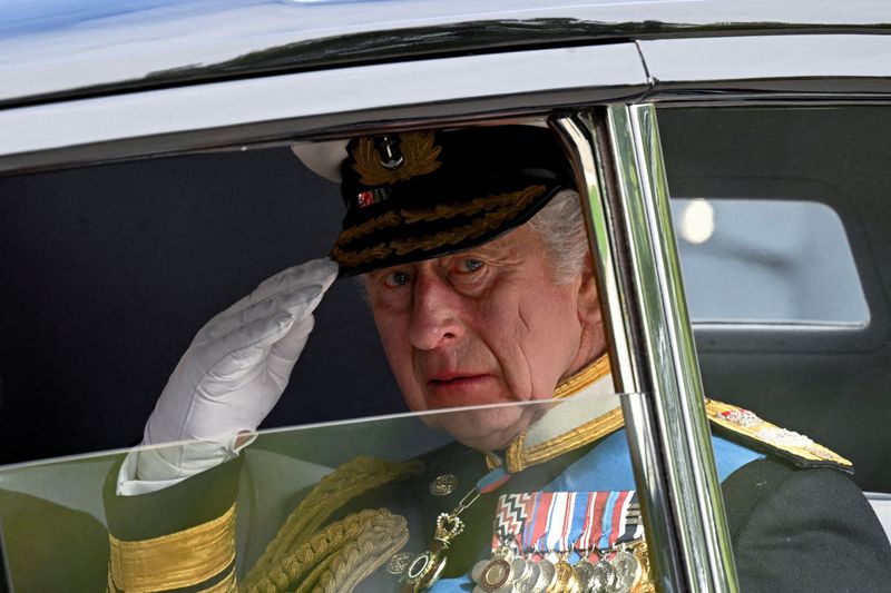 © Reuters. Britain's King Charles salutes as he departs Wellington Arch on the day of the state funeral and burial of Britain's Queen Elizabeth, in London, Britain, September 19, 2022.       REUTERS/Toby Melville/File Photo 