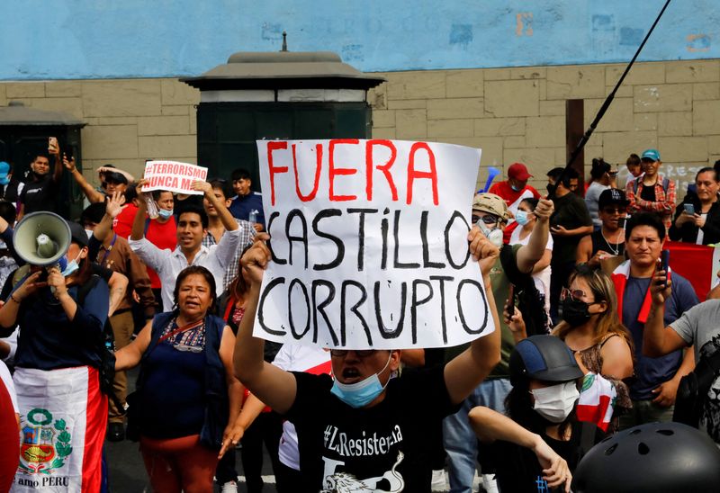 &copy; Reuters. ペルー議会は、カスティジョ大統領を罷免した。写真はカスティジョ大統領に対する抗議活動。７日、リマで撮影（２０２２年　ロイター/Alessandro Cinque）