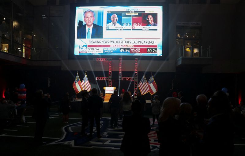 © Reuters. FILE PHOTO: Supporters watch results come in during a U.S. midterm runoff election night party for Republican U.S. Senate candidate Herschel Walker in Atlanta, Georgia, U.S., December 6, 2022. REUTERS/Alyssa Pointer 