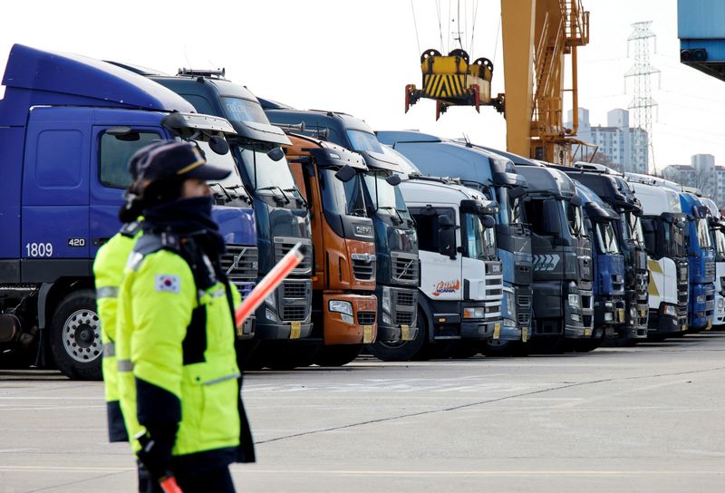 &copy; Reuters. 韓国政府は８日、トラック運転手のストライキが長期化する中、職場復帰命令を鉄鋼・石油化学業界に拡大させた。韓悳洙首相が閣僚会議の冒頭で指示した。写真は１１月３０日、ウィワン