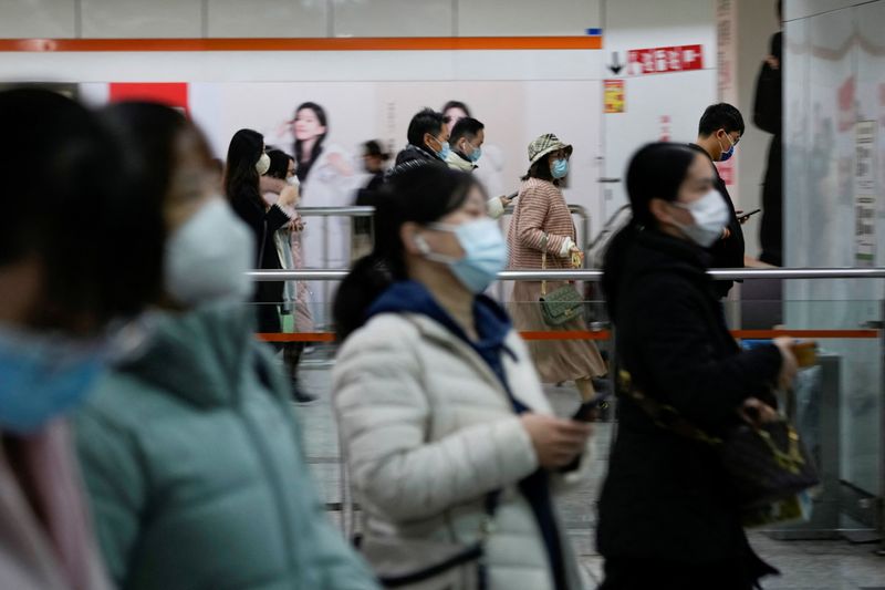 &copy; Reuters. أشخاص يضعون كمامات للوقاية من فيروس كورونا في شنغهاي يوم الخميس. تصوير: آلي سونغ - رويترز.