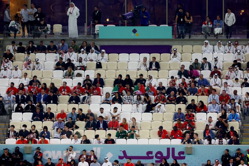 &copy; Reuters. Foto de archivo de aficionados sentados entre asientos vacíos en un estadio durante un partido del Mundial entre Portugal y Suiza. Estadio Lusail, Lusail, Qatar. 6 de diciembre de 2022. 
REUTERS/Paul Childs