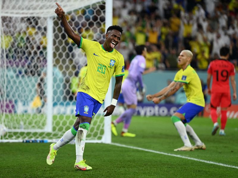&copy; Reuters. FOTO DE ARCHIVO: El brasileño Vinícius Jr. celebra tras un gol de Brasil en el partido por los octavos de final del Mundial frente a Corea del Sur en el estadio 974 de Doha, Qatar, el 5 de diciembre de 2022 REUTERS/Annegret Hilse   