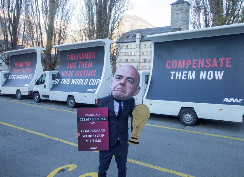 &copy; Reuters. Un activista lleva un retrato del presidente de la FIFA, Gianni Infantino, durante una protesta del grupo del movimiento social AVAAZ, para exigir al organismo mundial del fútbol que indemnice a los trabajadores migrantes por presuntos abusos de los dere