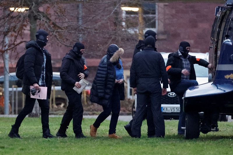 &copy; Reuters. FOTO DE ARCHIVO. La policía escolta a una persona después de que 25 presuntos miembros y simpatizantes de un grupo de extrema derecha fueran detenidos durante redadas en toda Alemania, en Karlsruhe, Alemania. 7 de diciembre de 2022. REUTERS/Heiko Becker