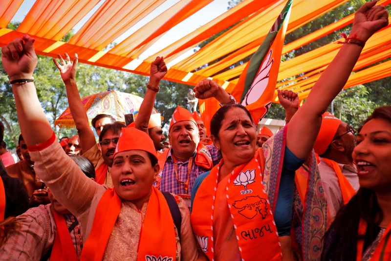 © Reuters. Supporters of India's ruling Bharatiya Janata Party (BJP) shout slogans as they celebrate after learning of the initial poll results of Gujarat state assembly election in Gandhinagar, India, December 8, 2022. REUTERS/Amit Dave