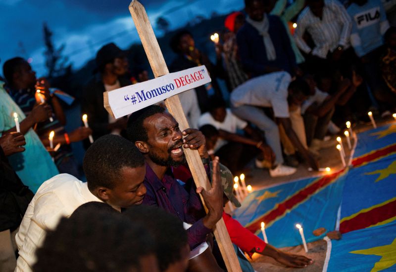 &copy; Reuters. نشطاء كونجوليون يشاركون في وقفة احتجاجية بالشموع
 لإحياء ذكرى المدنيين الذين قتلوا في النزاع الأخير بين القوات المسلحة لجمهورية الكونغو ال