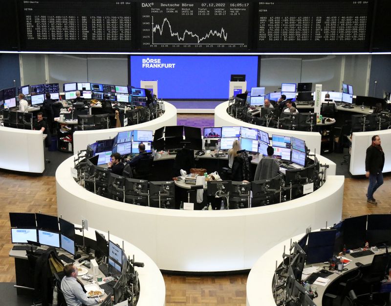 &copy; Reuters. شاشة إلكترونية تظهر حركة تداول الأسهم على مؤشر داكس ببورصة فرانكفورت يوم الأربعاء . تصوير : رويترز .