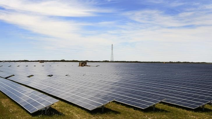 &copy; Reuters. 　オーストラリア政府は、エネルギー貯蔵施設を備えた新規の風力・太陽光発電所の費用を負担することで合意した。写真は２０１２年１０月、西オーストラリア州ウォーカウェイで撮影し