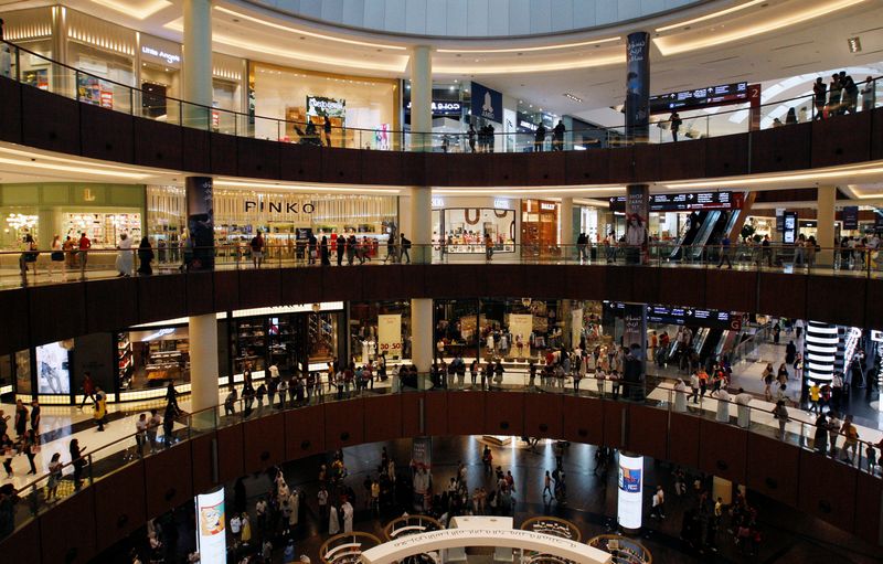 &copy; Reuters. People are seen at Dubai Mall in Dubai, United Arab Emirates July 16, 2019. REUTERS/Tuqa Khalid/Files