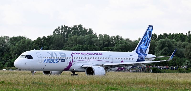 © Reuters. FILE PHOTO: Airbus A321XLR takes off for its maiden flight at Hamburg-Finkenwerder Airport, Germany, June 15, 2022. REUTERS/Fabian Bimmer/File Photo