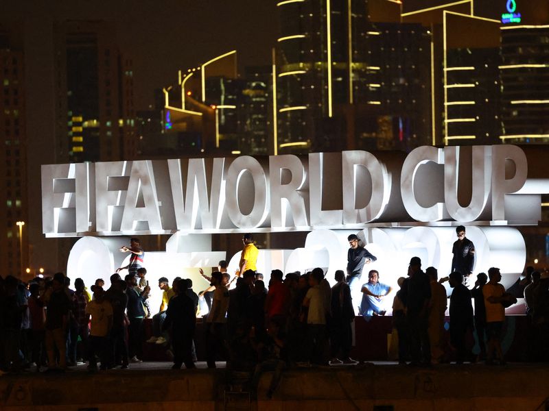 &copy; Reuters. El logotipo de la Copa Mundial de la FIFIA parece en el paseo Corniche antes de la Copa Mundial de Qatar 2022, en Doha, Qatar. 18 de noviembre de 2022. REUTERS/Fabrizio Bensch