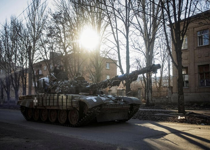 &copy; Reuters. Imagen de archivo de soldados ucranianos a bordo de un tanque en Bakhmut, en la región de Donetsk, Ucrania. 5 diciembre 2022. REUTERS/Yevhen Titov