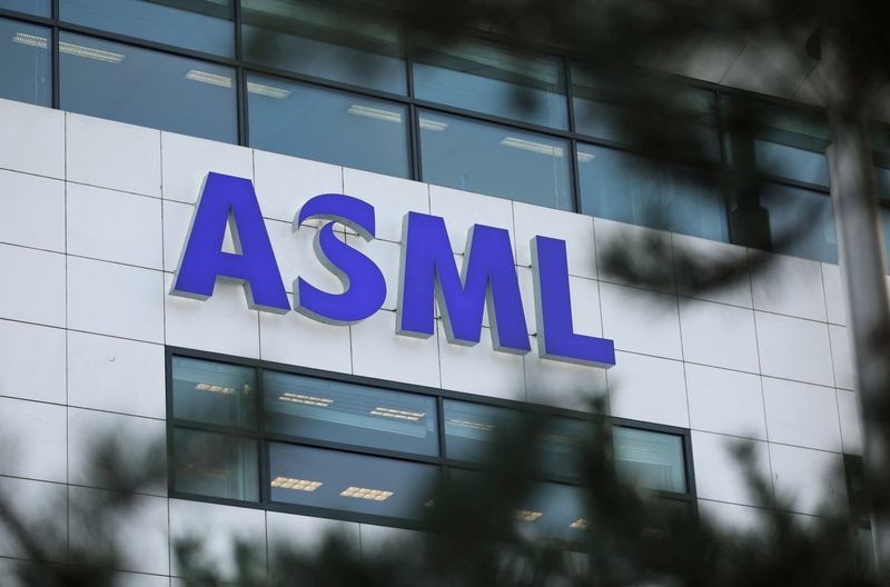 © Reuters. FILE PHOTO: ASML Holding logo is seen at company's headquarters in Eindhoven, Netherlands, Januari 23, 2019. REUTERS/Eva Plevier/File Photo