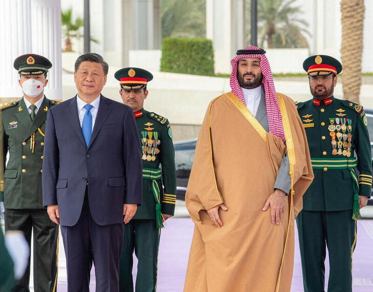 &copy; Reuters. El príncipe heredero saudí, Mohammed Bin Salman (dcha), recibe al presidente chino, Xi Jinping, en Riad, Arabia Saudita. 8 diciembre 2022. Saudi Press Agency/entrega vía Reuters. ATENCIÓN EDITORES - ESTA IMAGEN FUE ENTREGADA POR UNA TERCERA PARTE