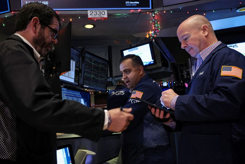 © Reuters. FILE PHOTO: Traders work on the floor of the New York Stock Exchange (NYSE) in New York City, U.S., December 7, 2022.  REUTERS/Brendan McDermid