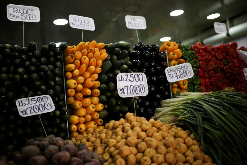 &copy; Reuters. FILE PHOTO: Signs with prices of different fruits and vegetables are seen in the Paloquemao market square, amid inflation reaching the highest figures in years, in Bogota, Colombia October 7, 2022. REUTERS/Luisa Gonzalez/File Photo