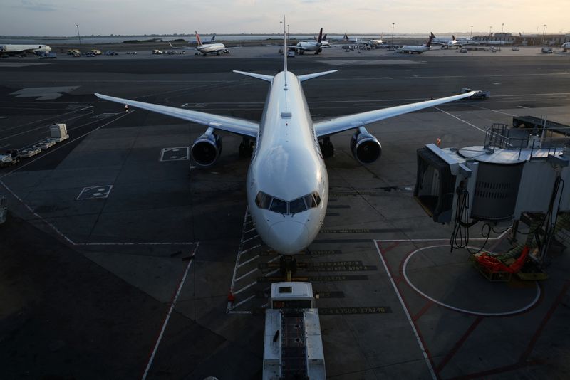 © Reuters. FILE PHOTO: An airplane sits on the tarmac at John F. Kennedy International Airport on the July 4th weekend in Queens, New York City, U.S., July 2, 2022. REUTERS/Andrew Kelly