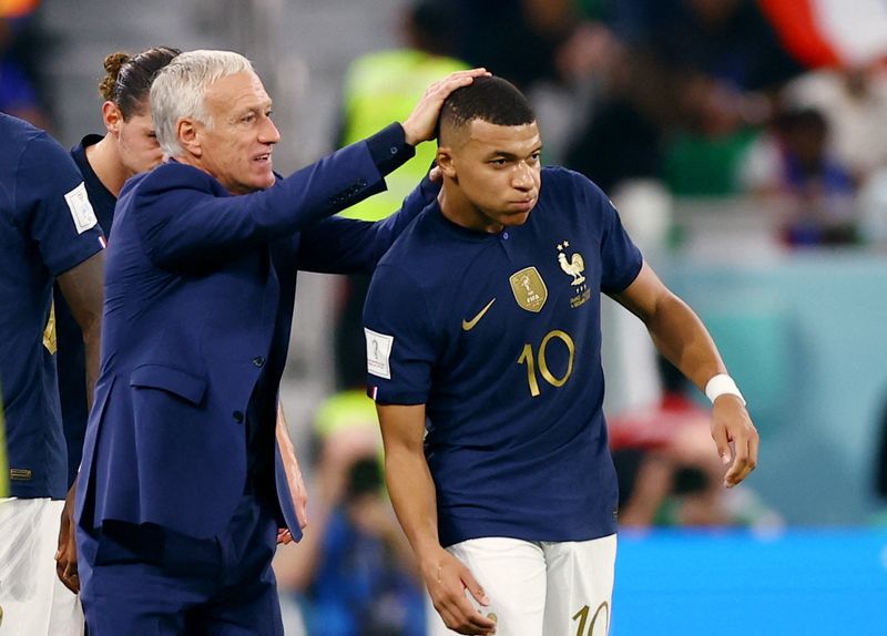 &copy; Reuters. Técnico da França, Didier Deschamps, e atacante Kylian Mbappé
04/12/2022
REUTERS/Matthew Childs