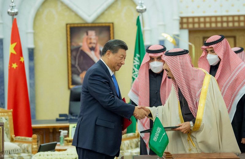© Reuters. العاهل السعودي الملك سلمان بن عبد العزيز يصافح الرئيس الصيني شي جين بينغ في الرياض يوم الخميس. صورة لرويترز من وكالة الأنباء السعودية.
